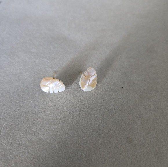 Mother of pearl leaf studs - Picture 4 of 4